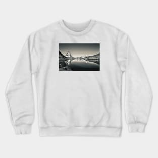 Matterhorn mirroring Swiss Alps bw / Swiss Artwork Photography Crewneck Sweatshirt